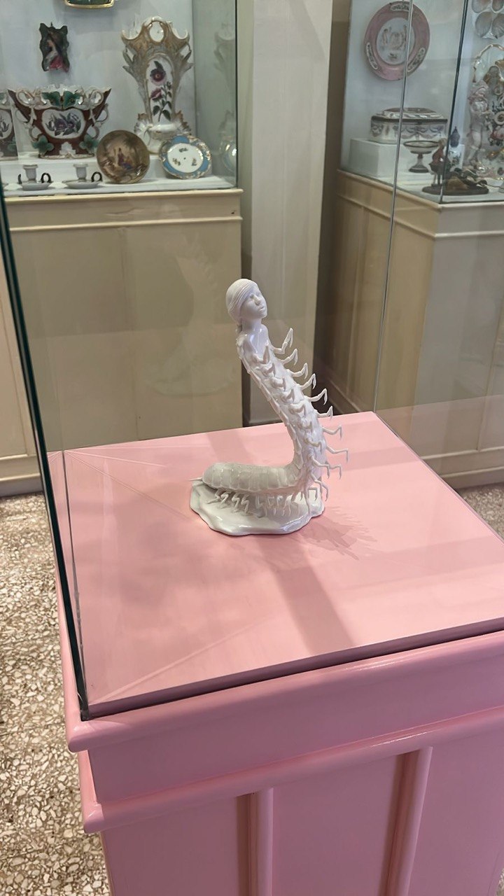 Finished porcelain-look 3D printed sculpture displayed in a museum vitrine