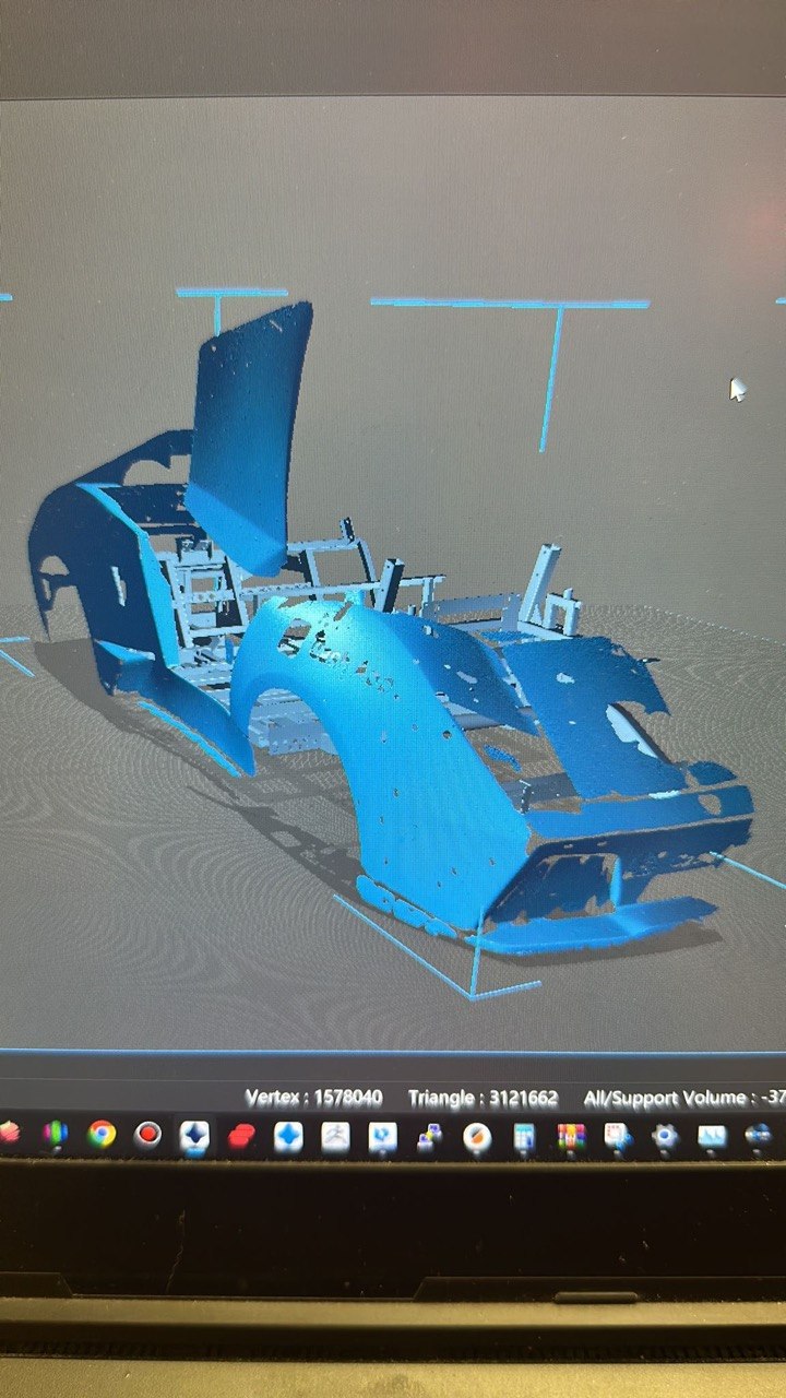 Mesh-processing software showing a scanned car chassis with vertex statistics